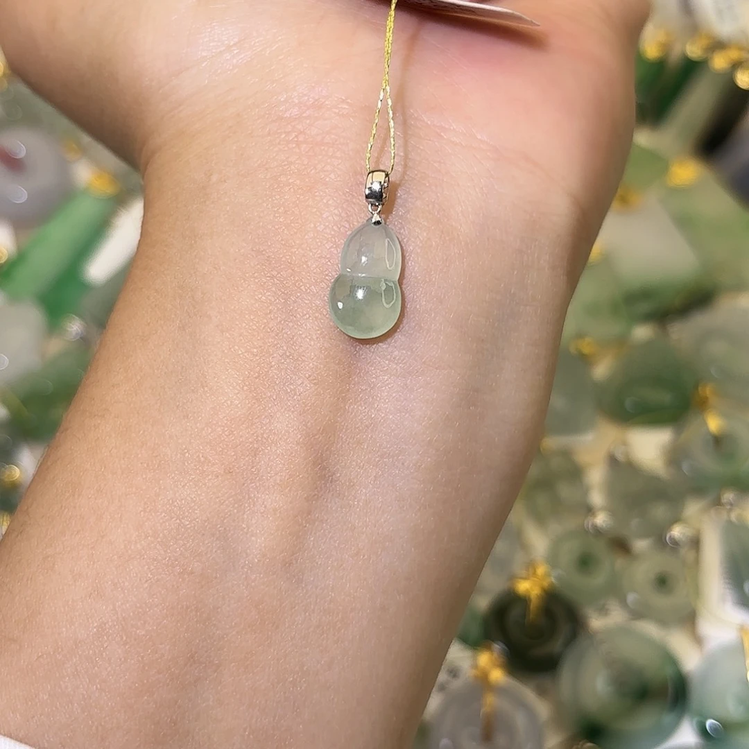 翡翠18K金镶嵌颈饰葫芦