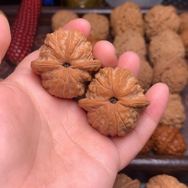 文玩核桃吊坠血麒麟36尺尖有黄