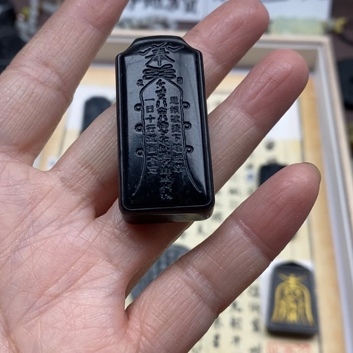 未镶嵌蛇纹石玉颈饰阿*