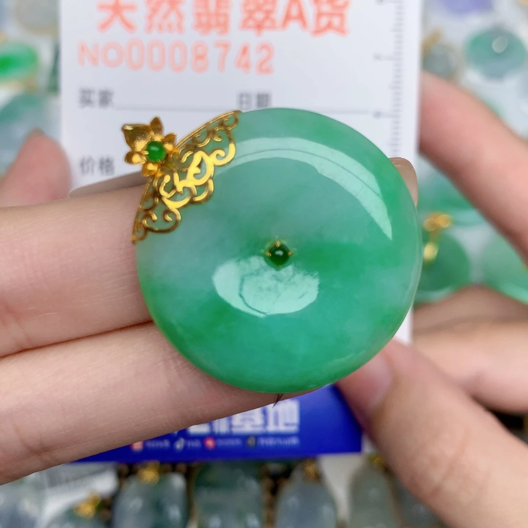 桃***姐颈饰18K金镶嵌翡翠扣