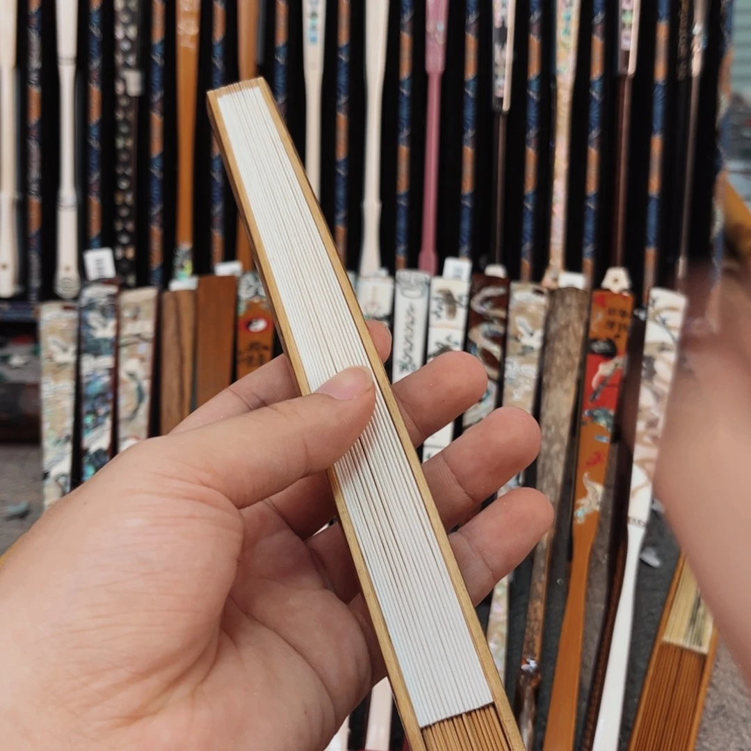 扇子纯手工制作工艺精湛