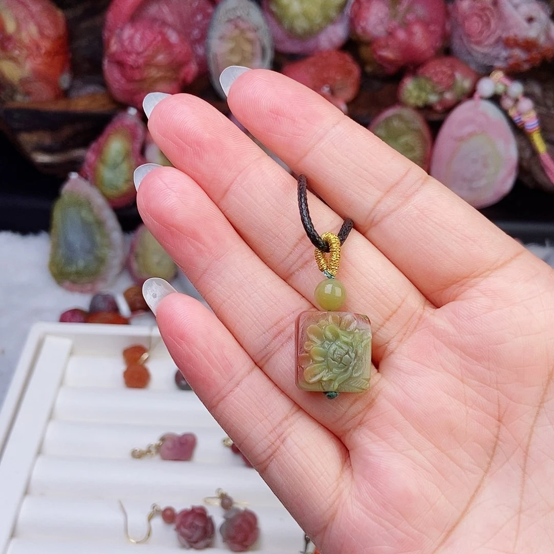 颈饰未镶嵌石英质玉（盐源）