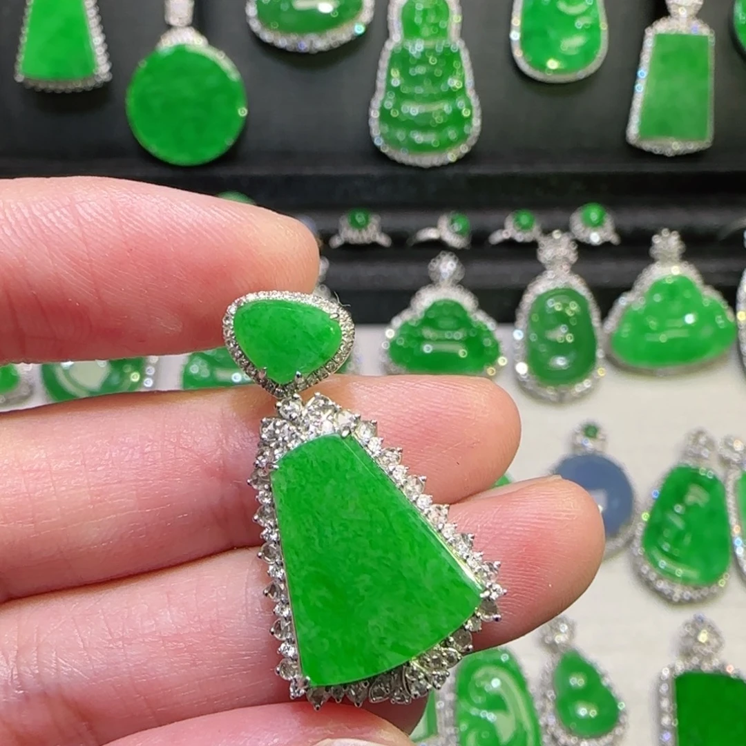 翡翠18K金镶嵌颈饰