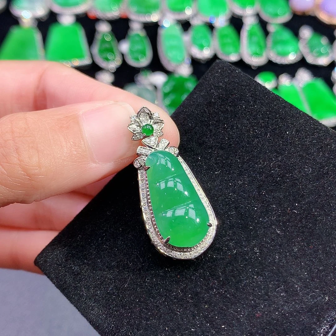翡翠18K金镶嵌颈饰