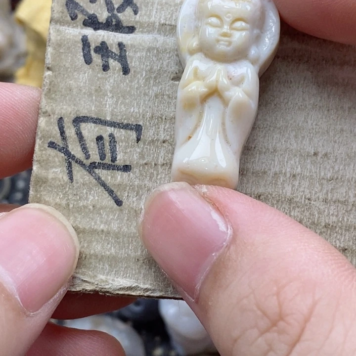 颈饰未镶嵌硅化珊瑚（珊瑚玉）长****光小