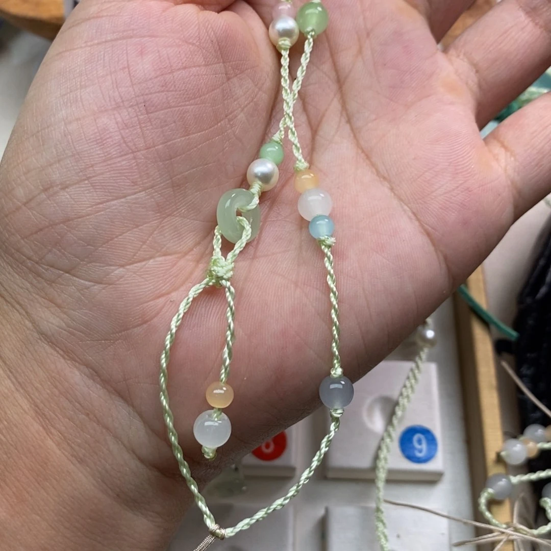 蛇纹石玉未镶嵌颈饰