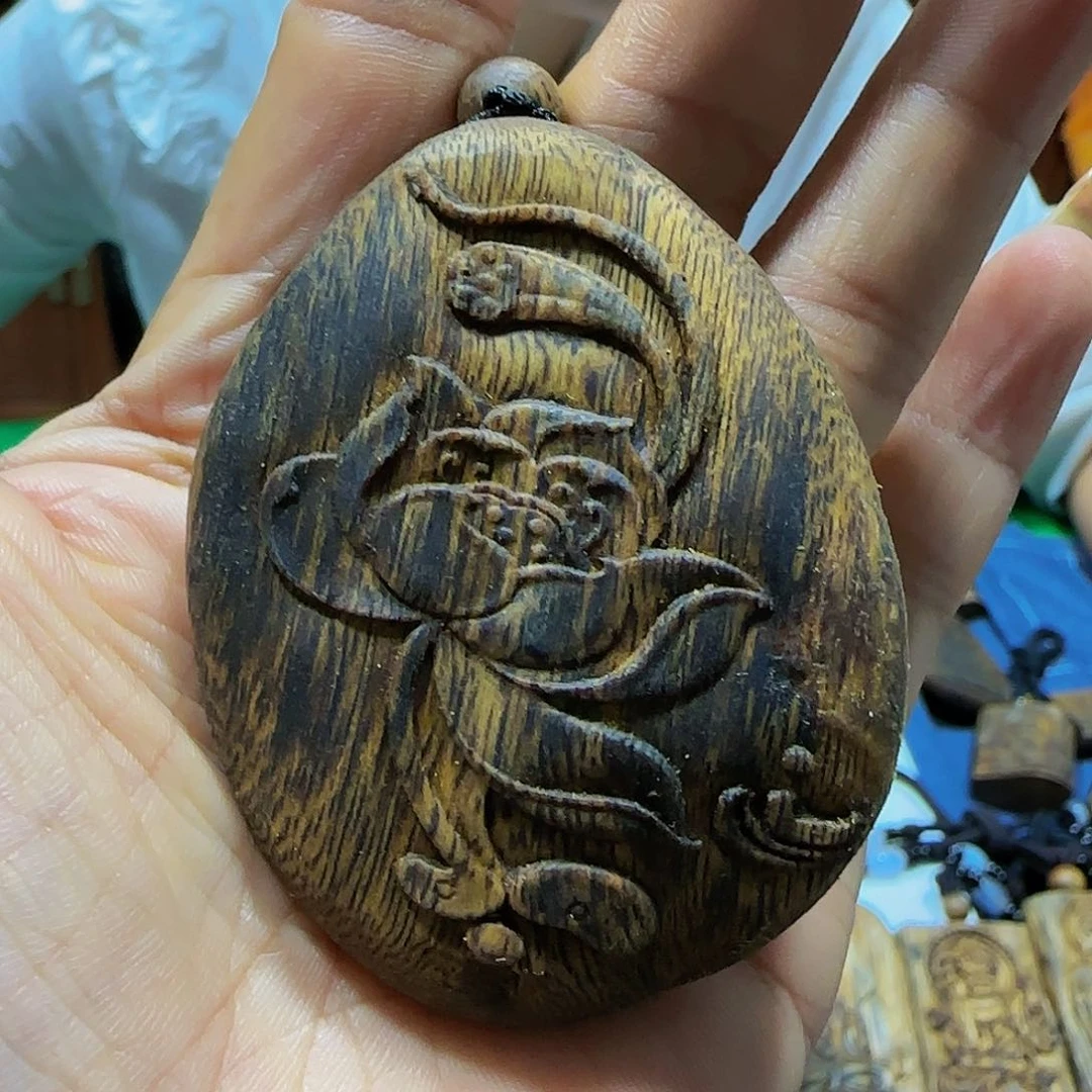 吊坠沉香海南白奇乌身老料雕刻荷花带绳18.7克