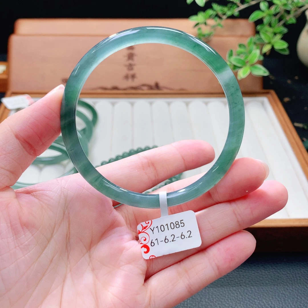 翡翠未镶嵌手镯（圆镯）