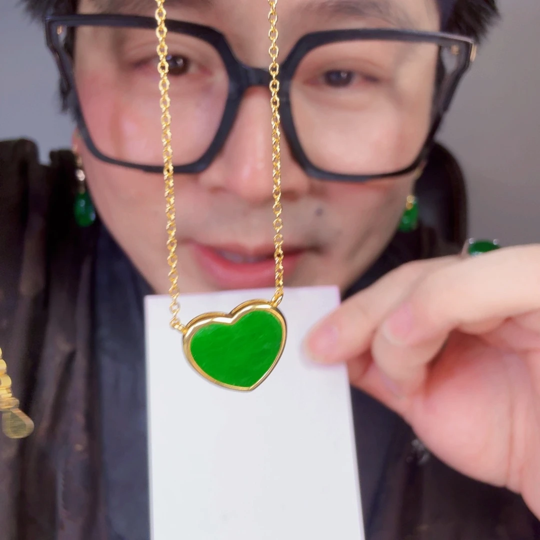 翡翠未镶嵌颈饰一件