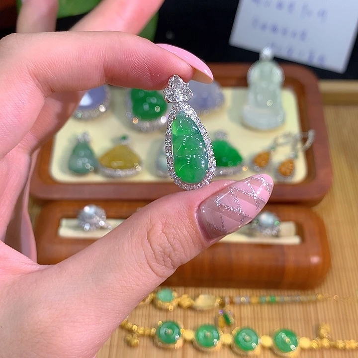 颈饰18K金镶嵌翡翠