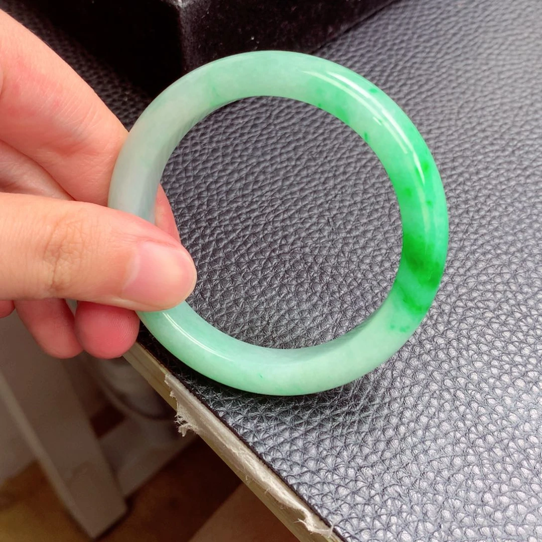 翡翠手镯未镶嵌纯天然