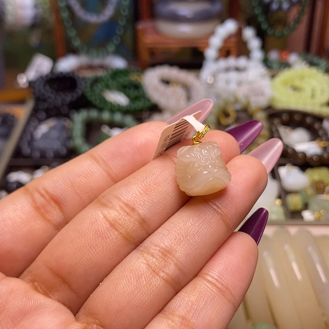 和田玉未镶嵌颈饰藕粉老矿料红粉金镶醒狮