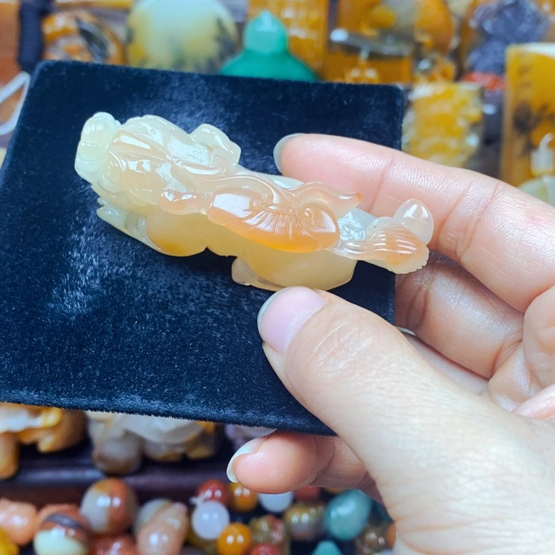 未镶嵌石英质玉（黄龙玉）颈饰