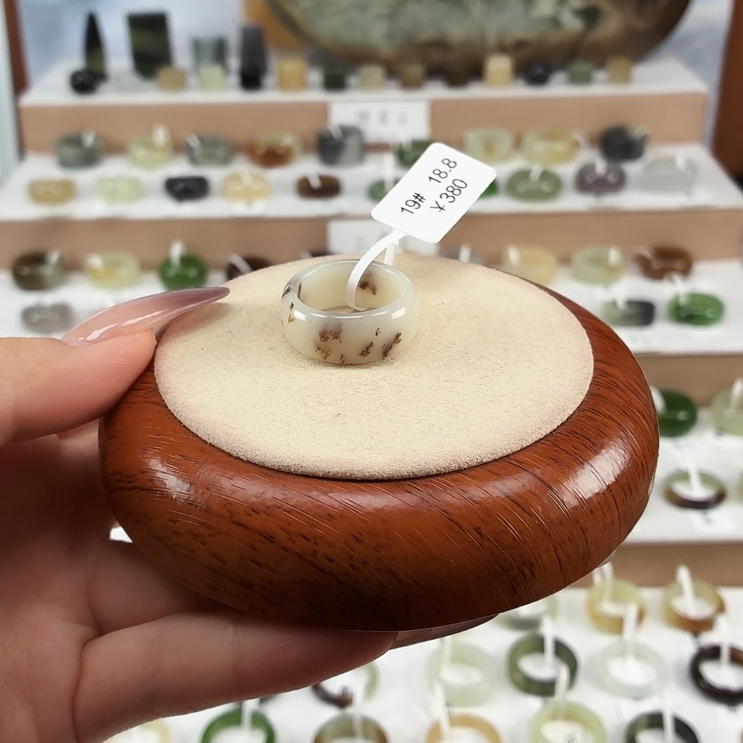 。****和田玉未镶嵌戒指内径18.8