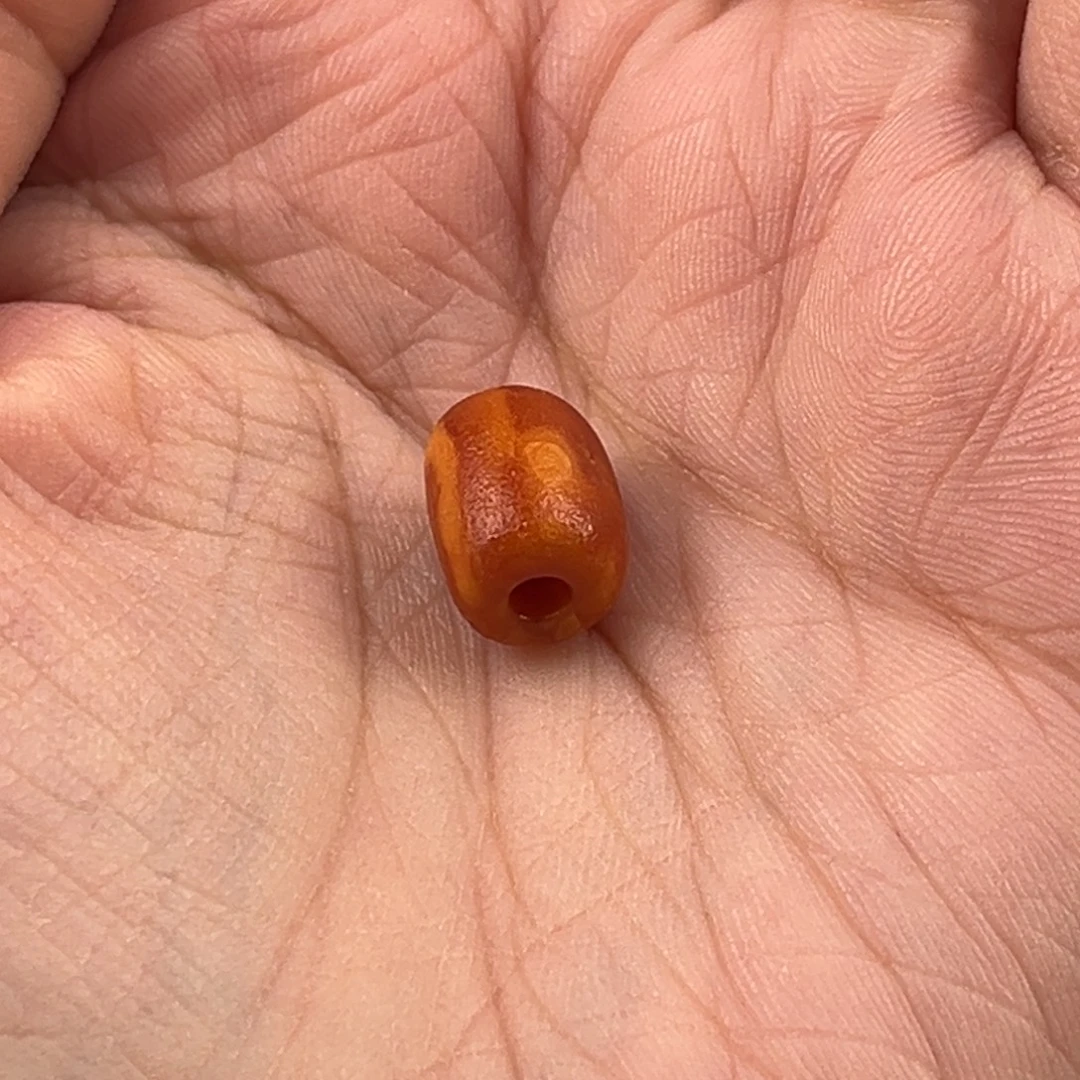 昆***！琥珀未镶嵌颈饰老蜜蜡