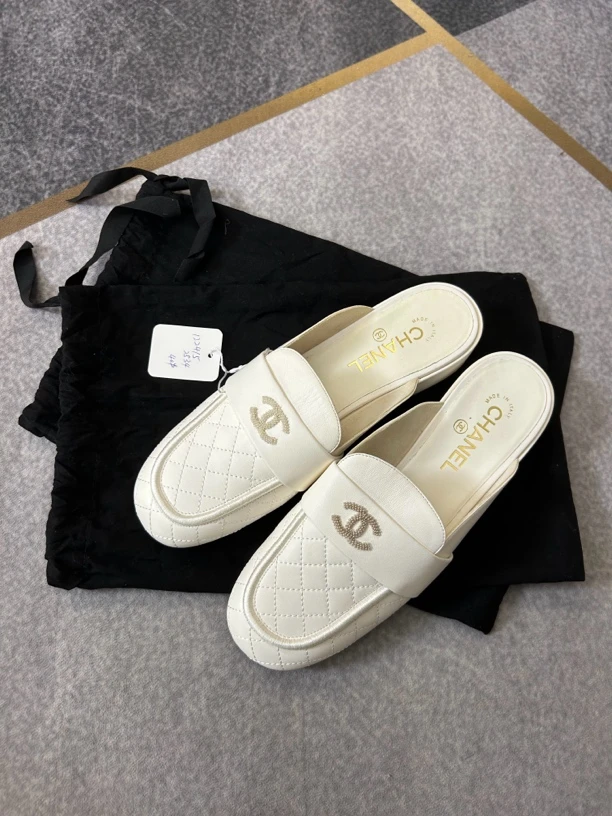 香奈儿白色拖鞋四〇半码99新 微瑕