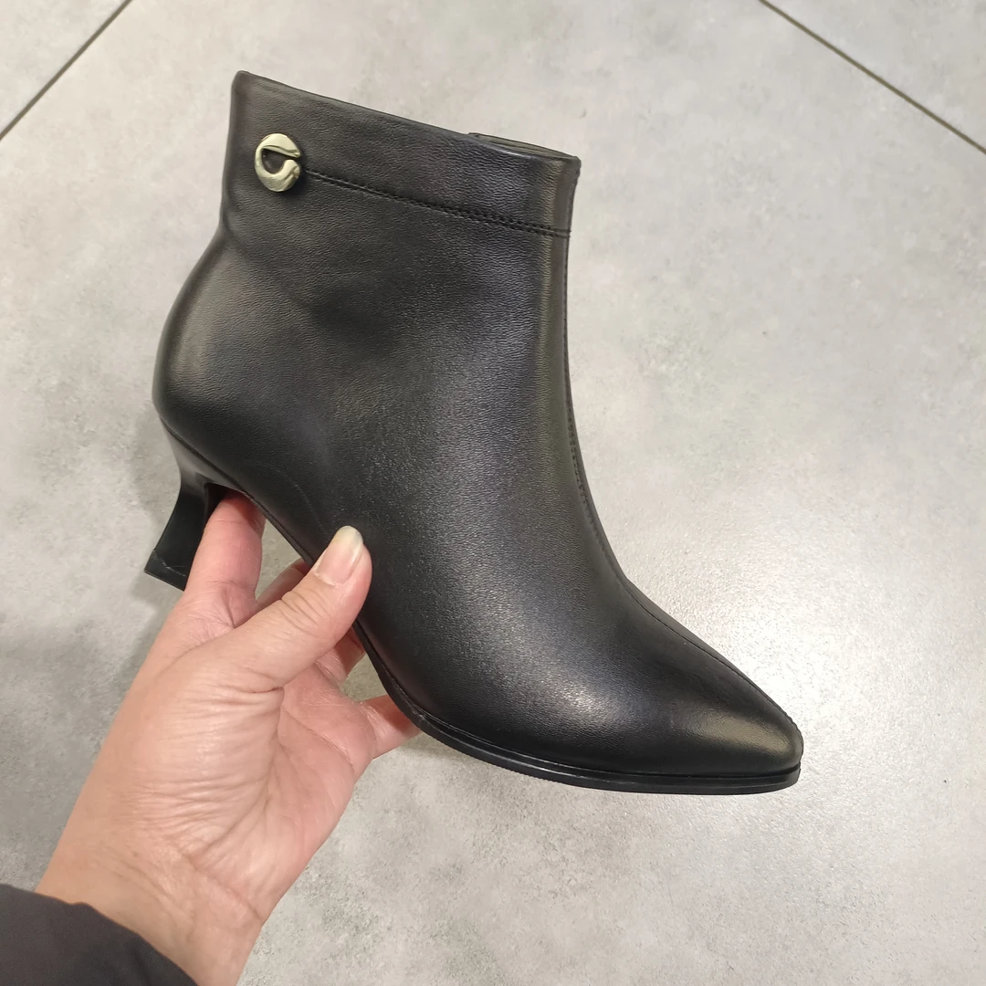 秋冬新款加绒软皮尖头低跟百搭女短靴