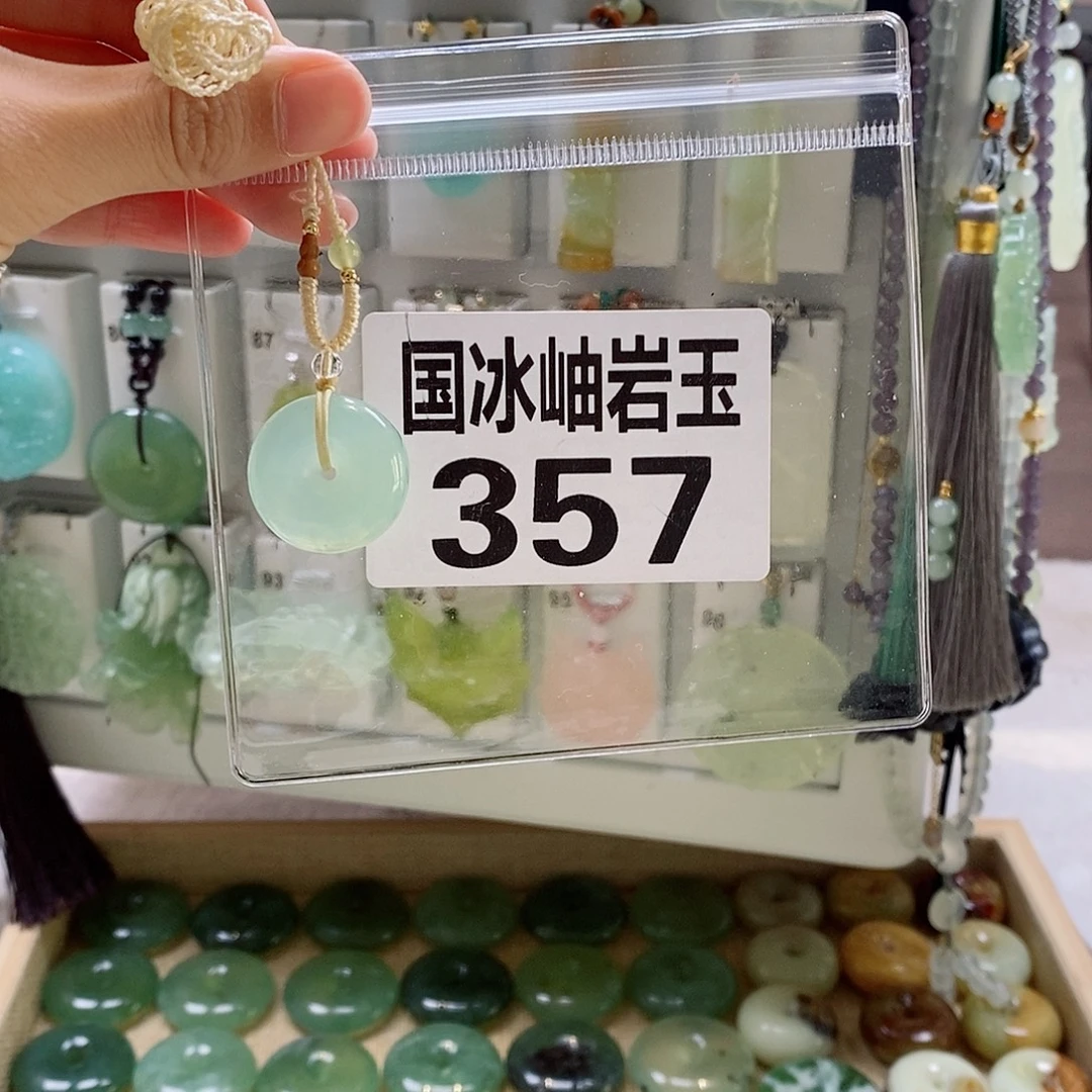 云***汐未镶嵌蛇纹石玉颈饰