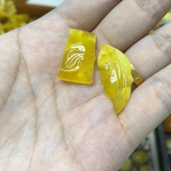 蜜蜡未镶嵌裸石吊坠