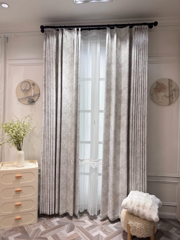 奶灰温馨提花高遮光加厚雪尼尔法式现代卧室防晒隔热窗帘香水百合