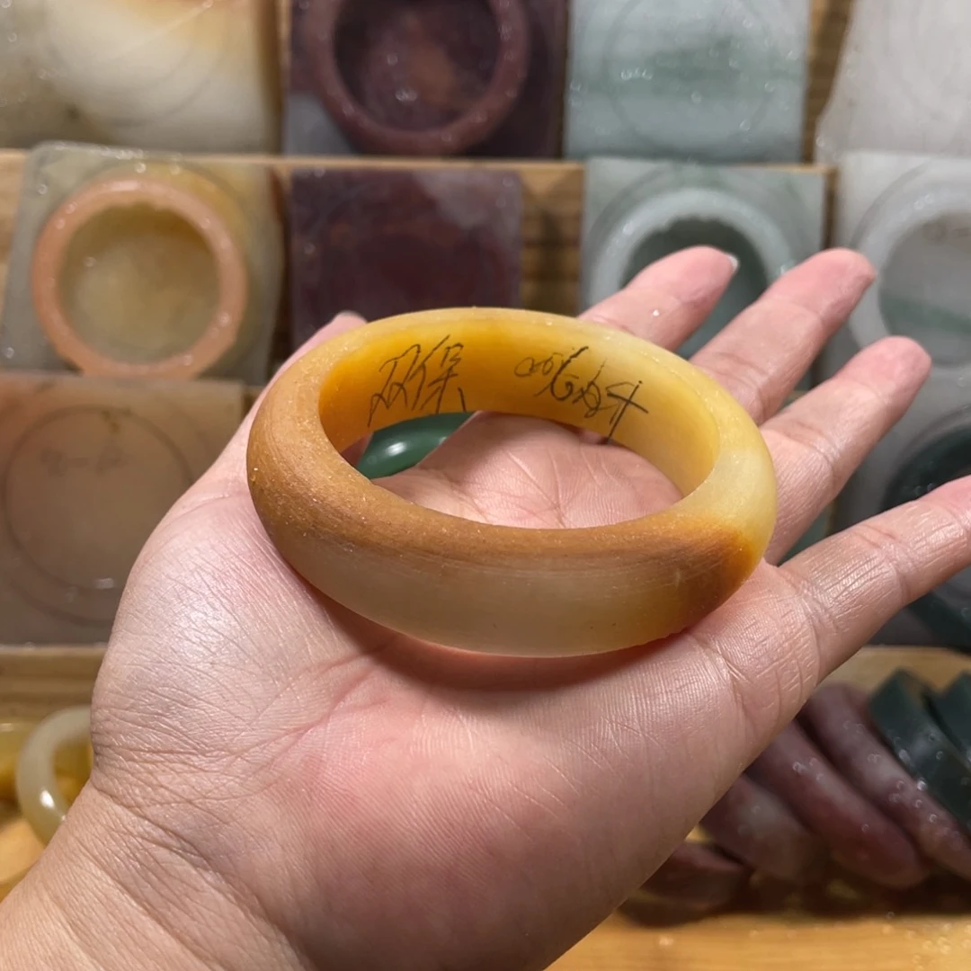 乾***煲石英质玉手镯未镶嵌定制加工