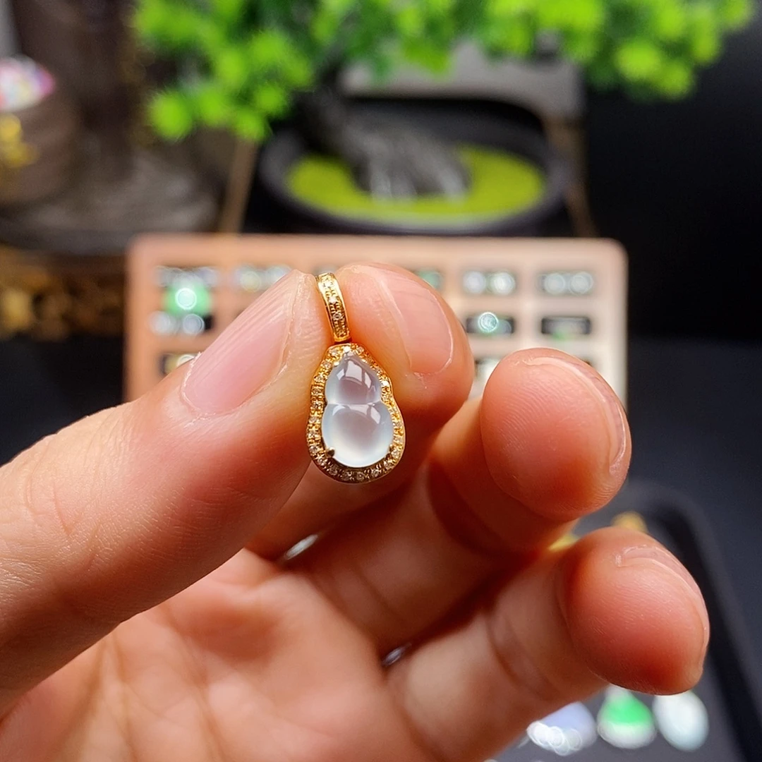 翡翠18K金镶嵌颈饰葫芦