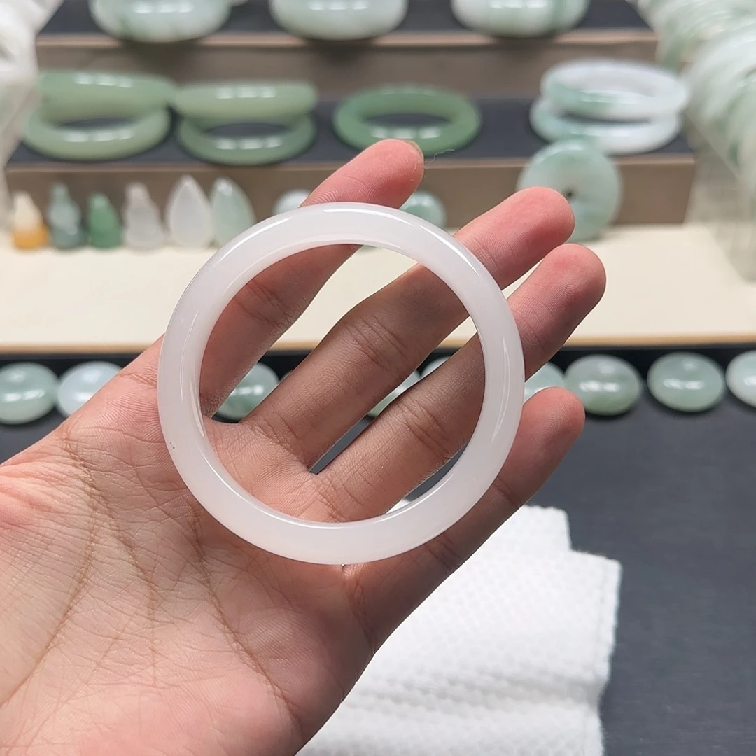 石英质玉未镶嵌手镯天山翠白月光福利款