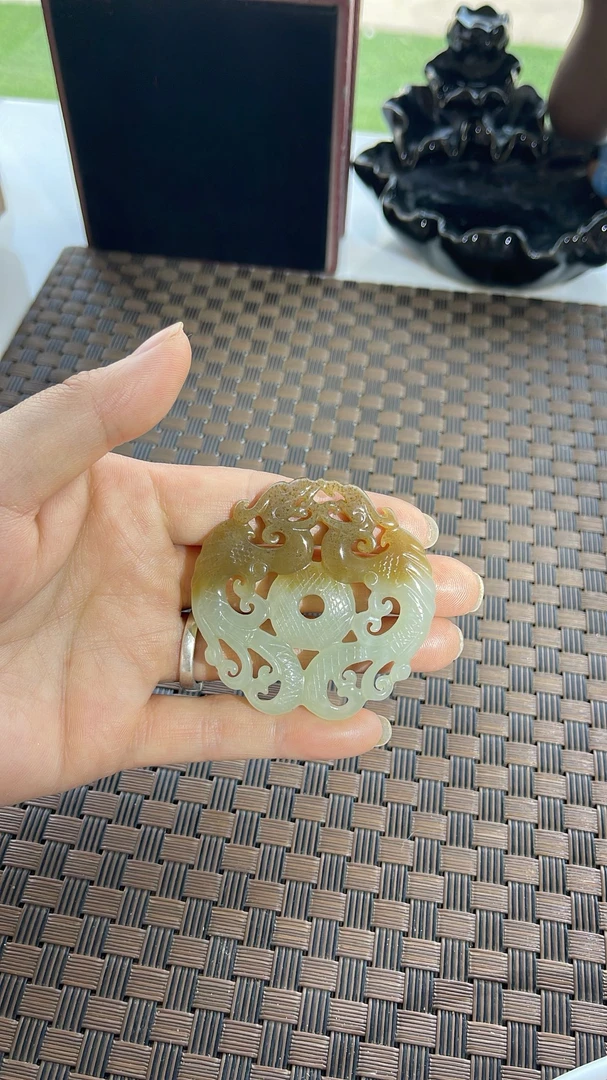 新疆和田玉且木糖料龙凤呈祥