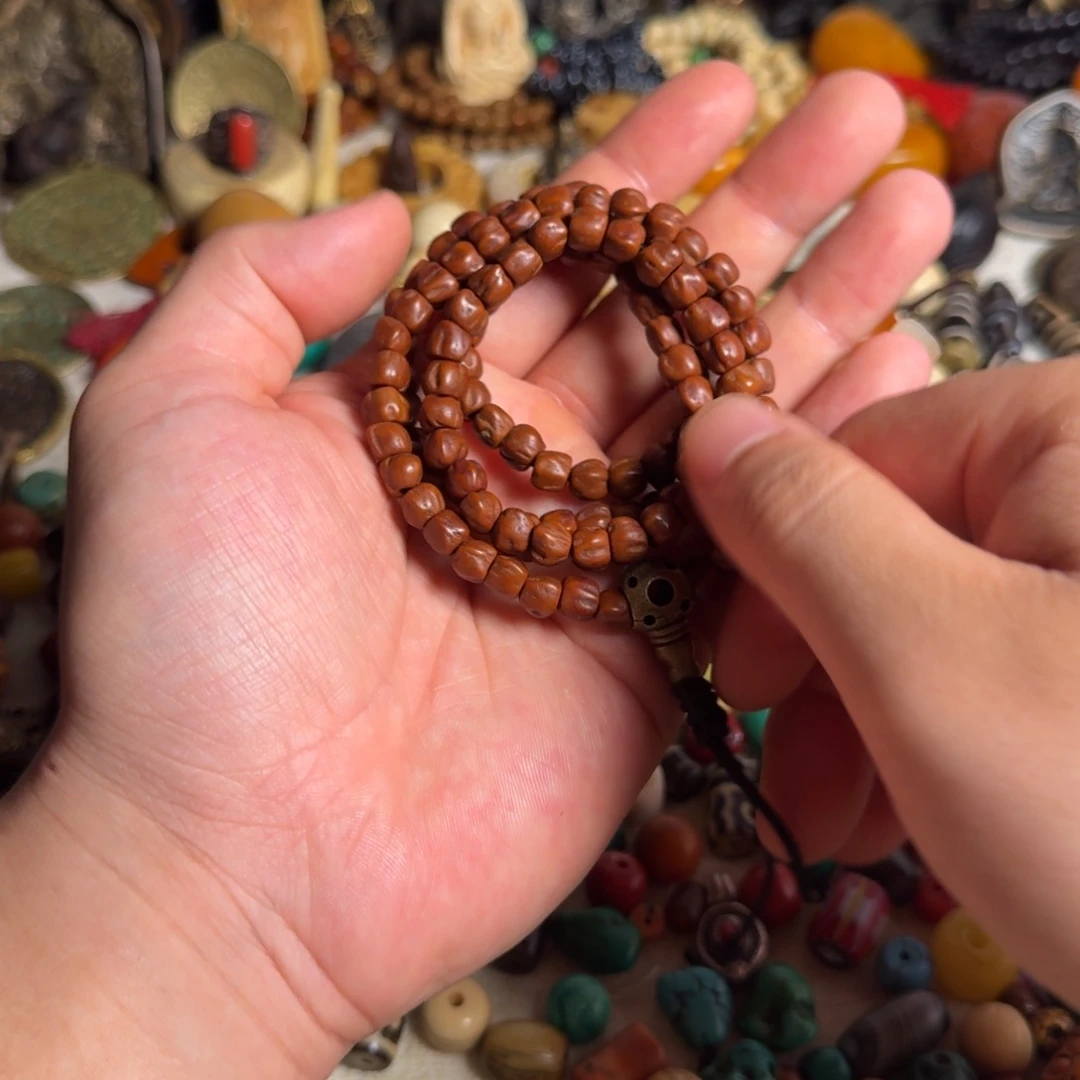 玻璃颈饰念珠如图