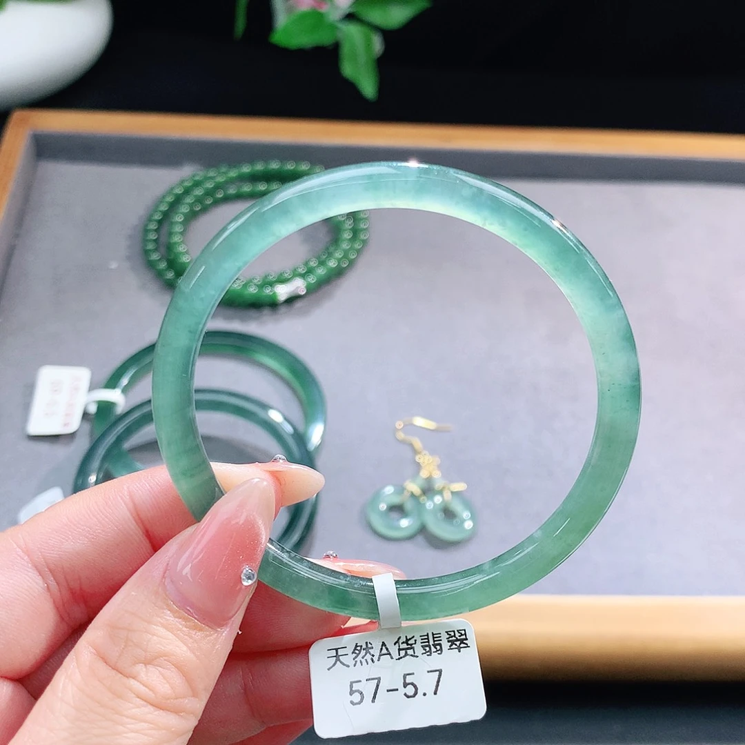 未镶嵌手镯（圆镯）翡翠