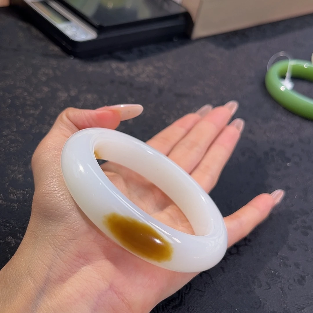 和田玉未镶嵌手镯