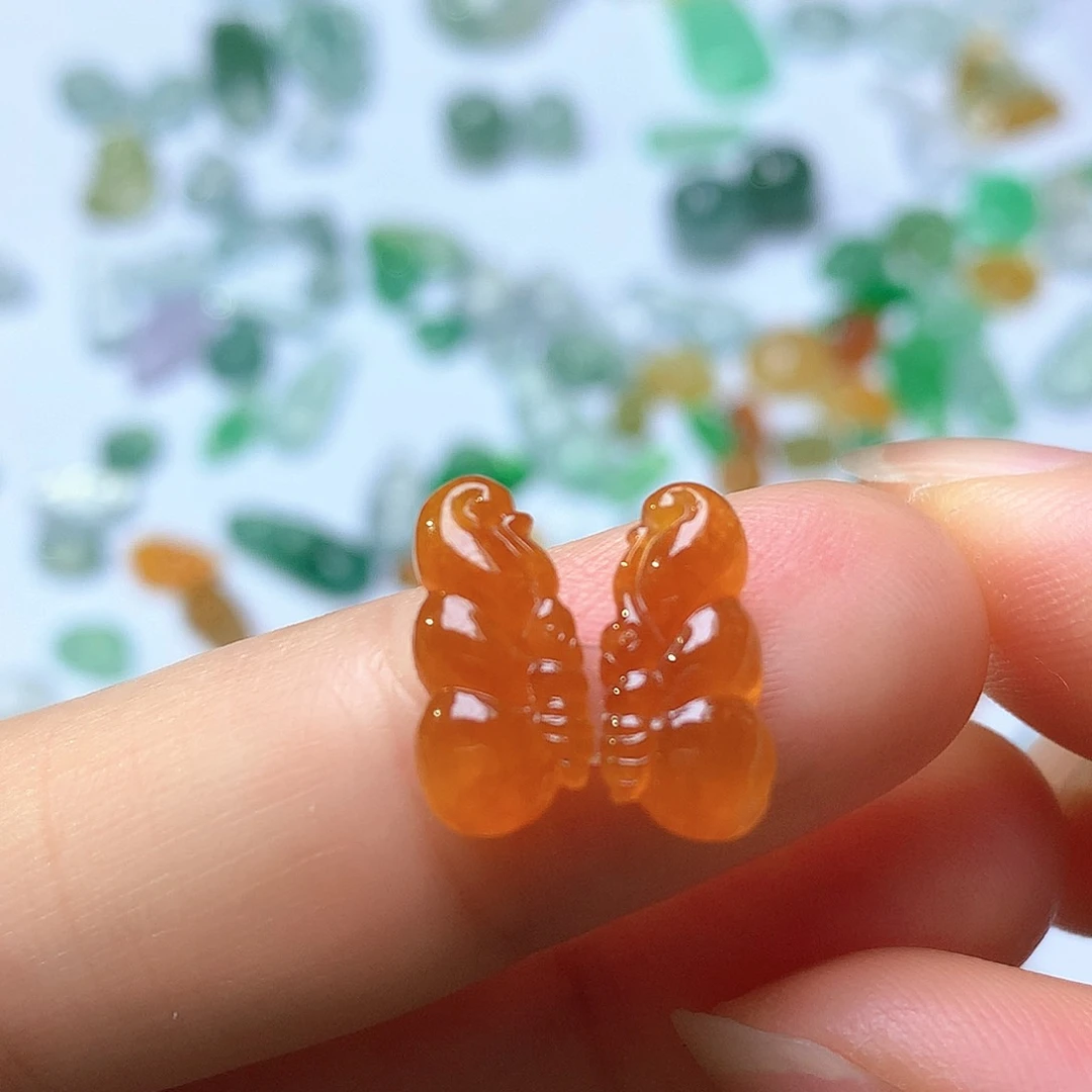 翡翠未镶嵌颈饰蝴蝶