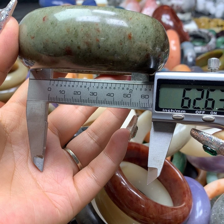 未镶嵌手镯石英质玉