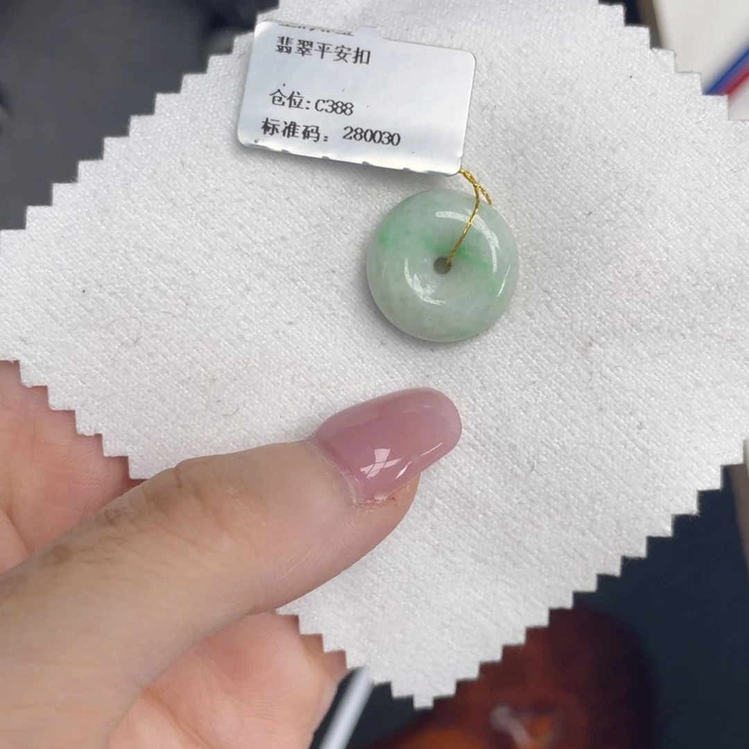 翡翠未镶嵌颈饰平安扣