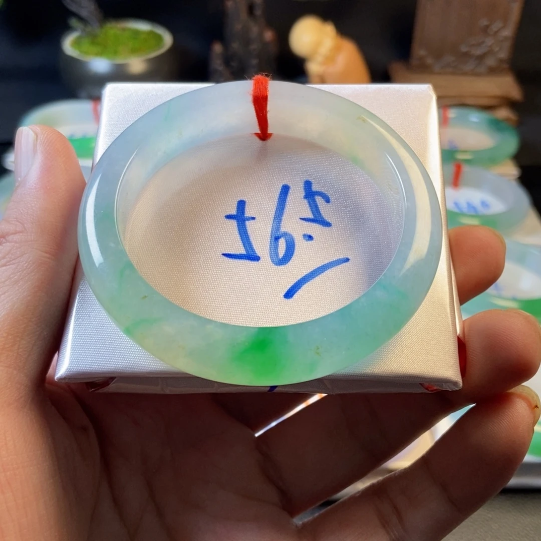 翡翠未镶嵌手镯43、冰带翠正圈