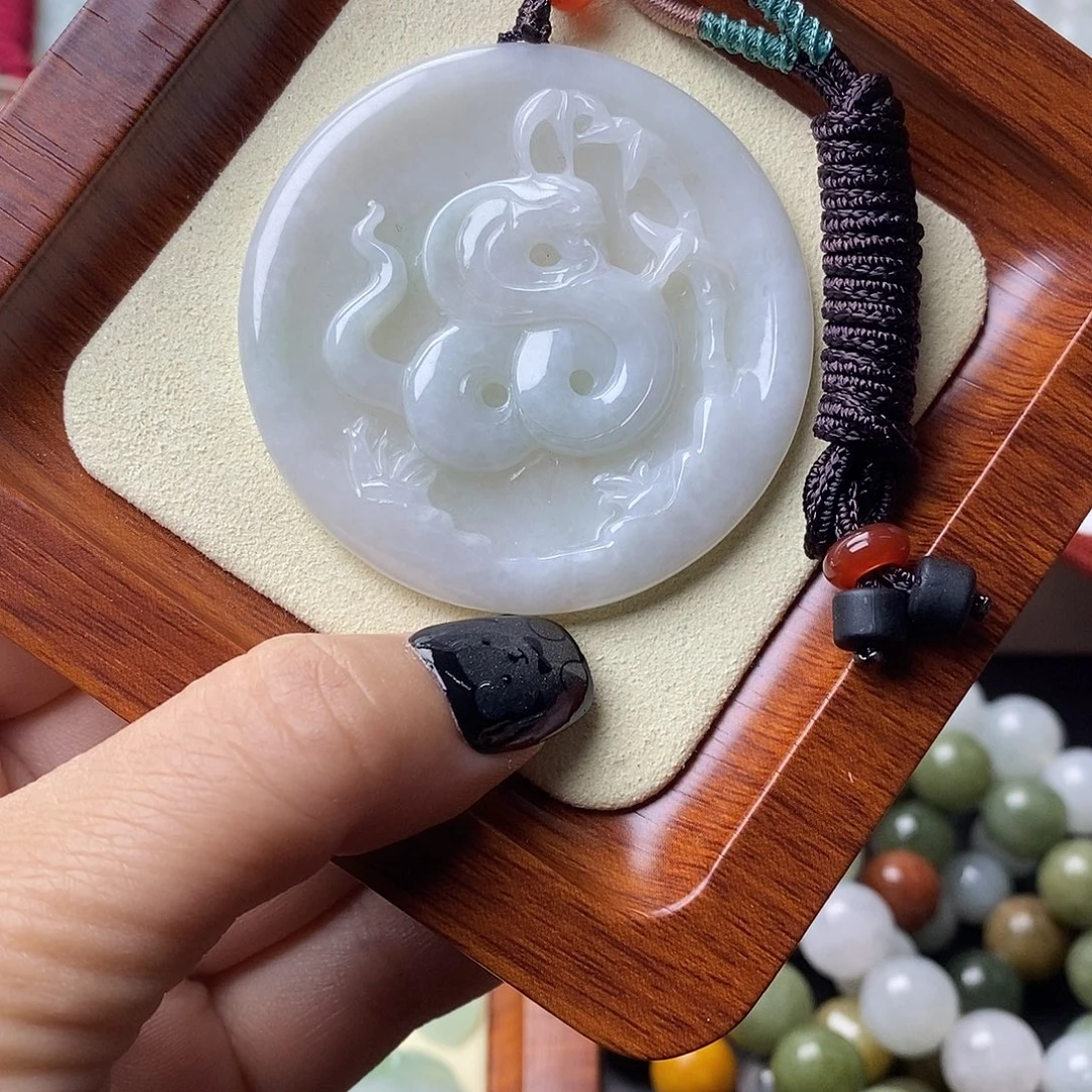 翡翠未镶嵌颈饰蛇牌