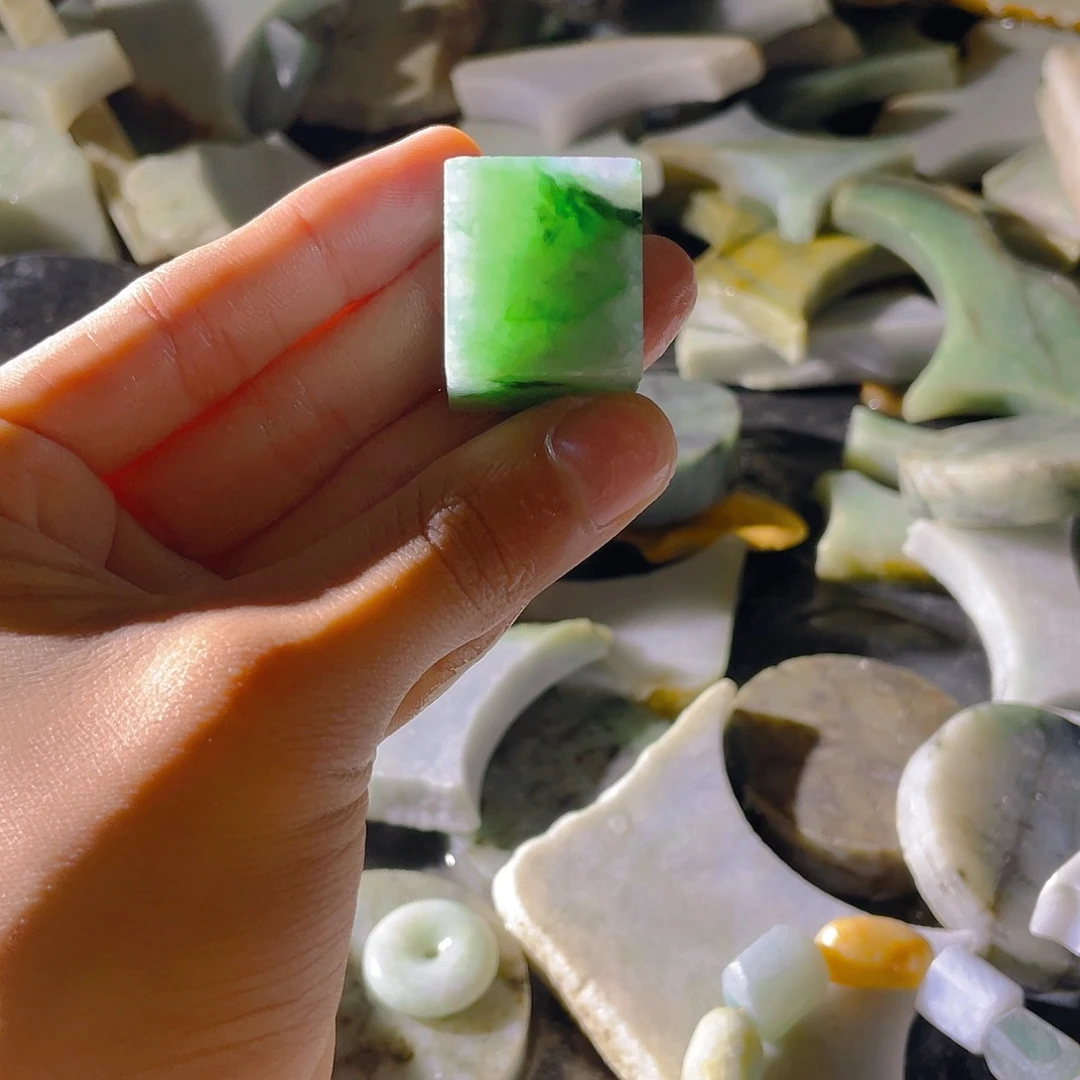 翡翠挂件未镶嵌翡翠毛料片料