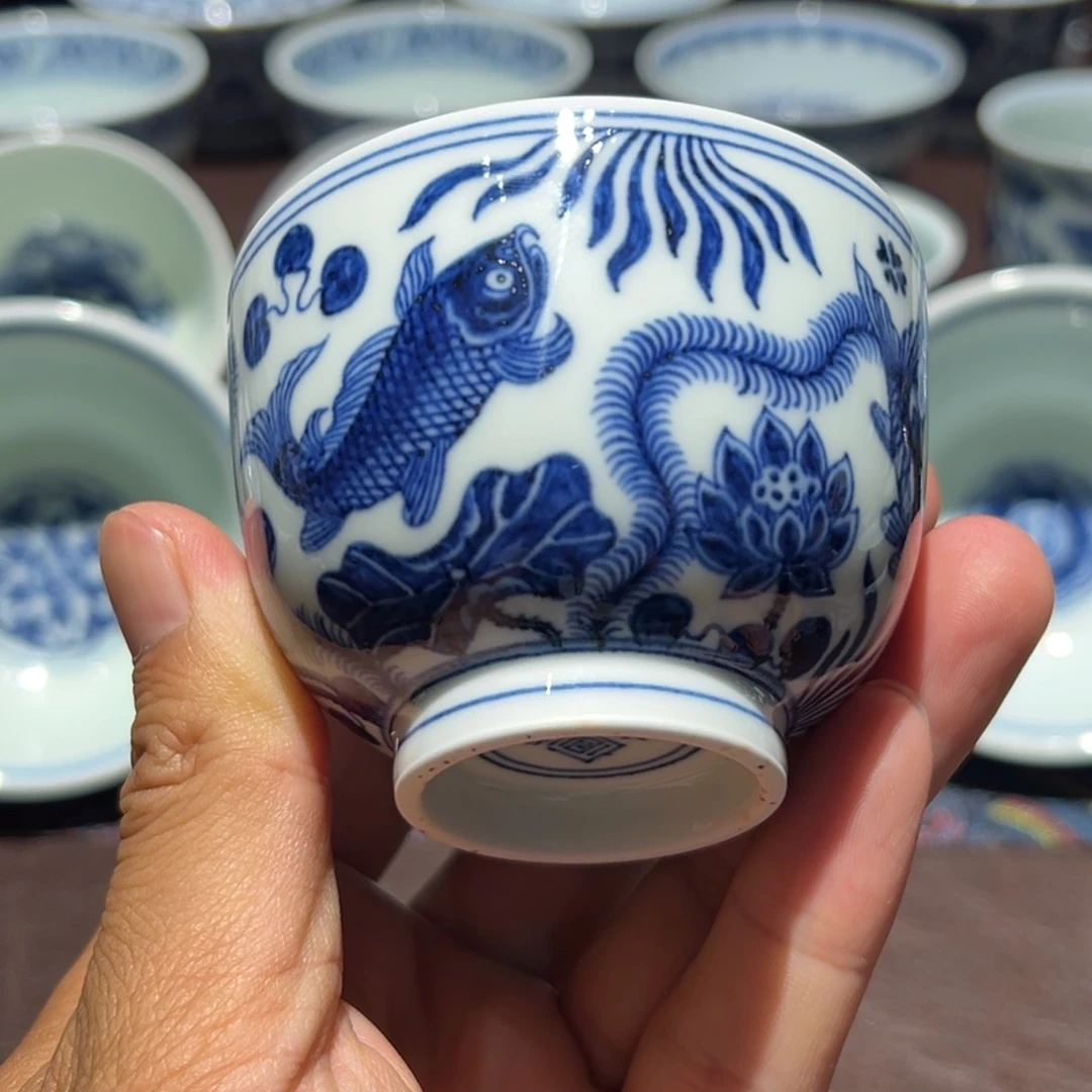 杯精品青花鱼藻纹主人杯口径约7.2厘米