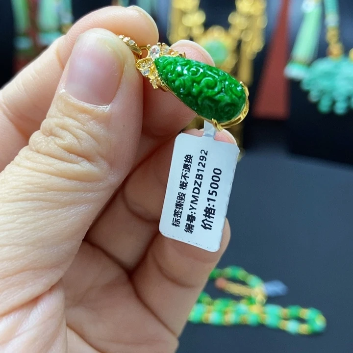 翡翠未镶嵌颈饰吊坠