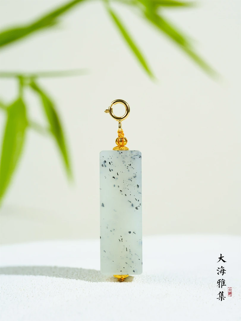 【典藏点墨】18K金和田玉点墨方牌吊坠  D3863