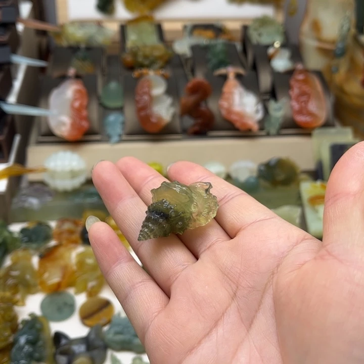蛇纹石玉未镶嵌颈饰