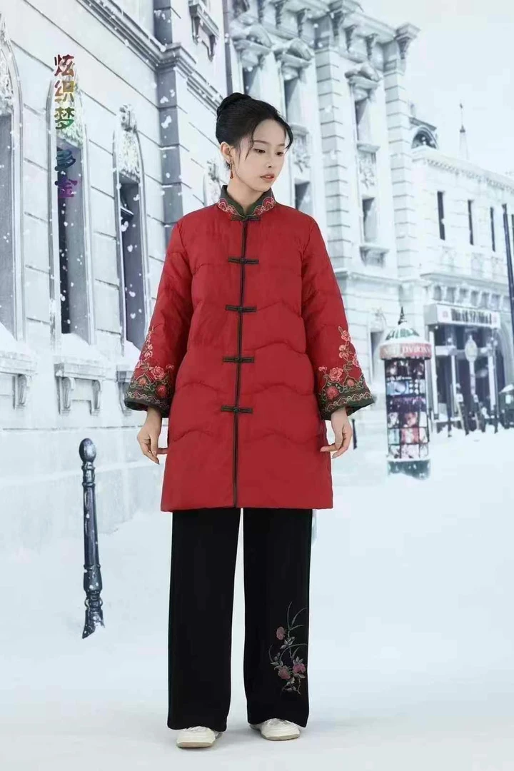 炫织梦多金24年新款对襟立领袖口重工刺绣国风保暖中长款90羽绒服