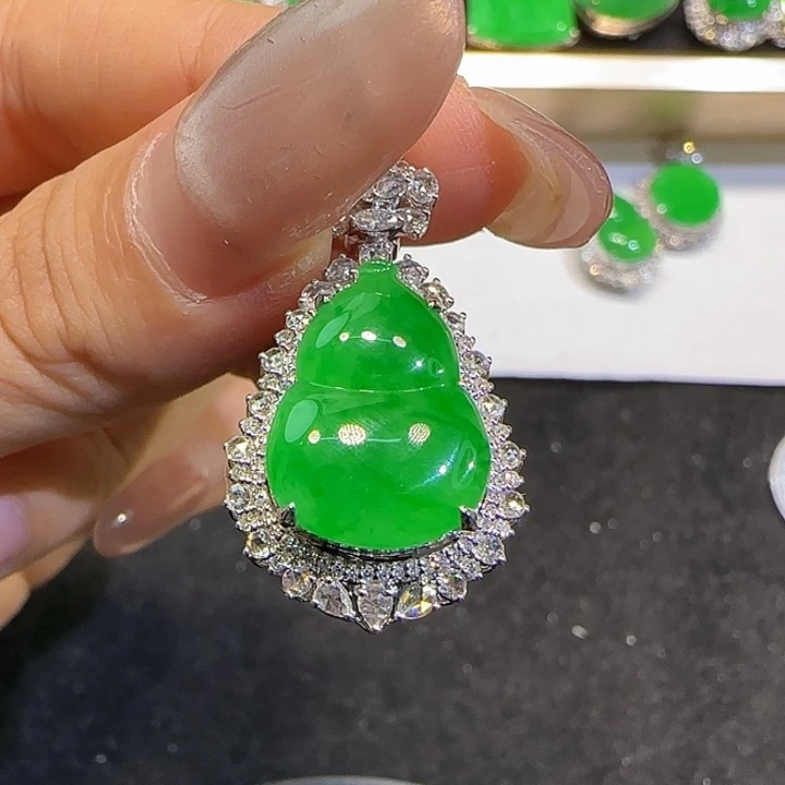 翡翠18K金镶嵌颈饰葫芦