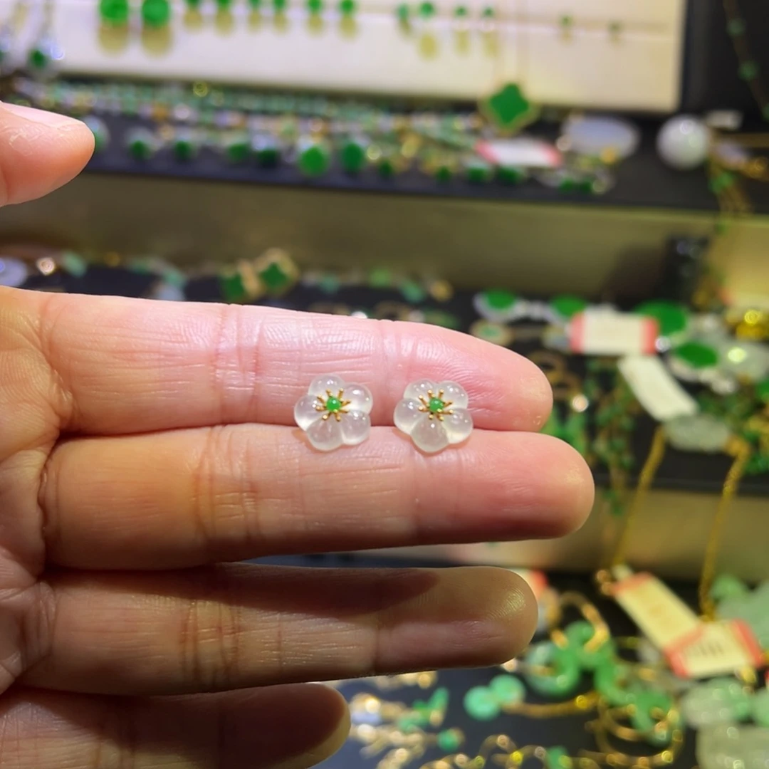 颈饰18K金镶嵌翡翠耳钉