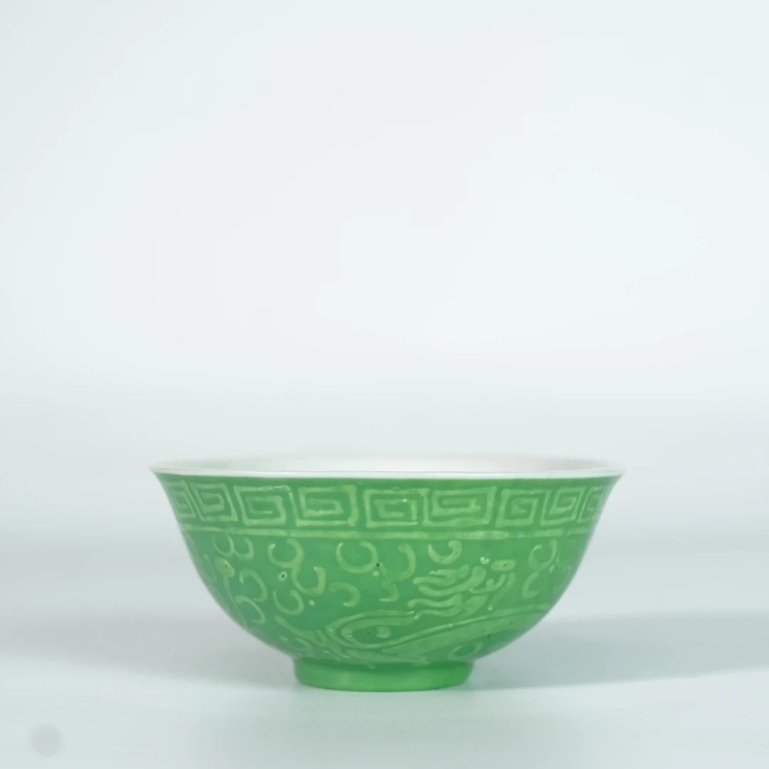 LABC240928003【十竹斋】晚清民国绿釉堆白香草龙纹茶碗