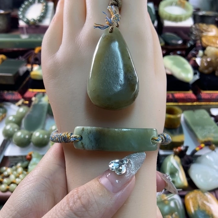 颈饰未镶嵌岫岩老玉（透闪石质玉）