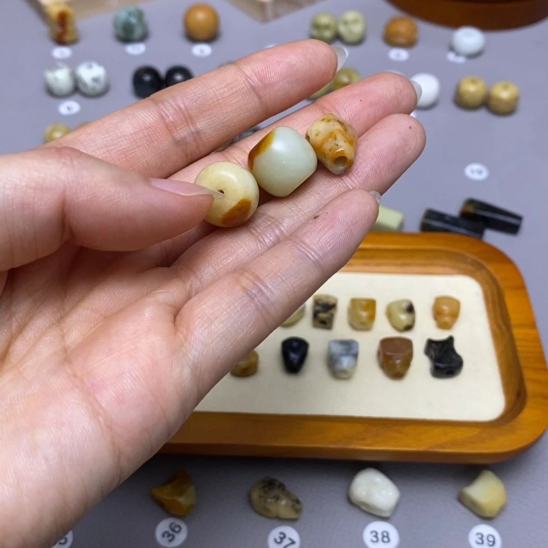 蛇纹石玉配饰合金牧****）