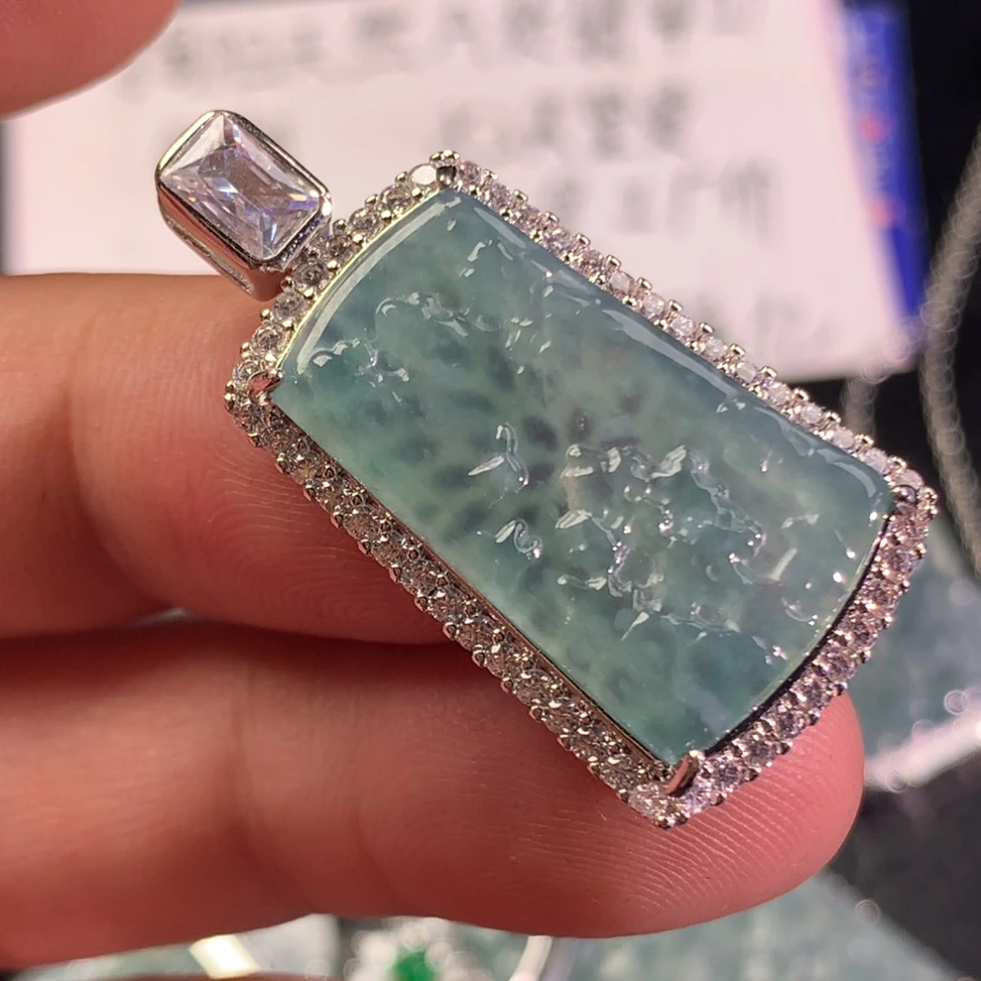 翡翠未镶嵌颈饰山水