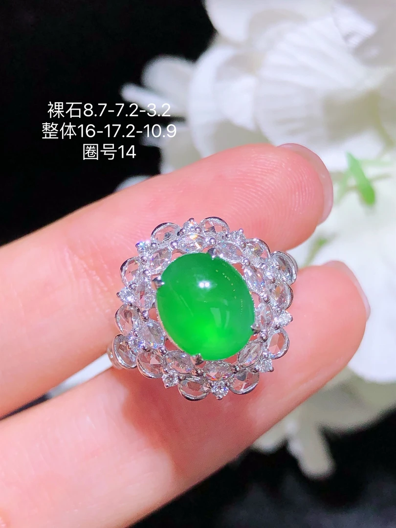天然缅甸翡翠A货阳绿蛋面戒指18k金镶钻