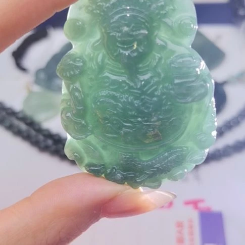 翡翠颈饰未镶嵌天然的A货翡翠